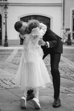 Bräutigam Alex küsst seine Tochter bei der Hochzeit in Zittau