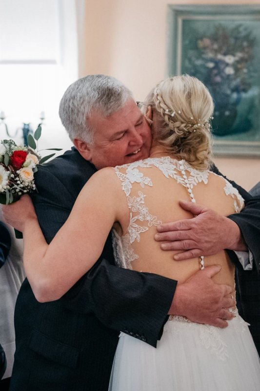 Der Bräutigam begrüßt einen Angehörigen bei der Hochzeit