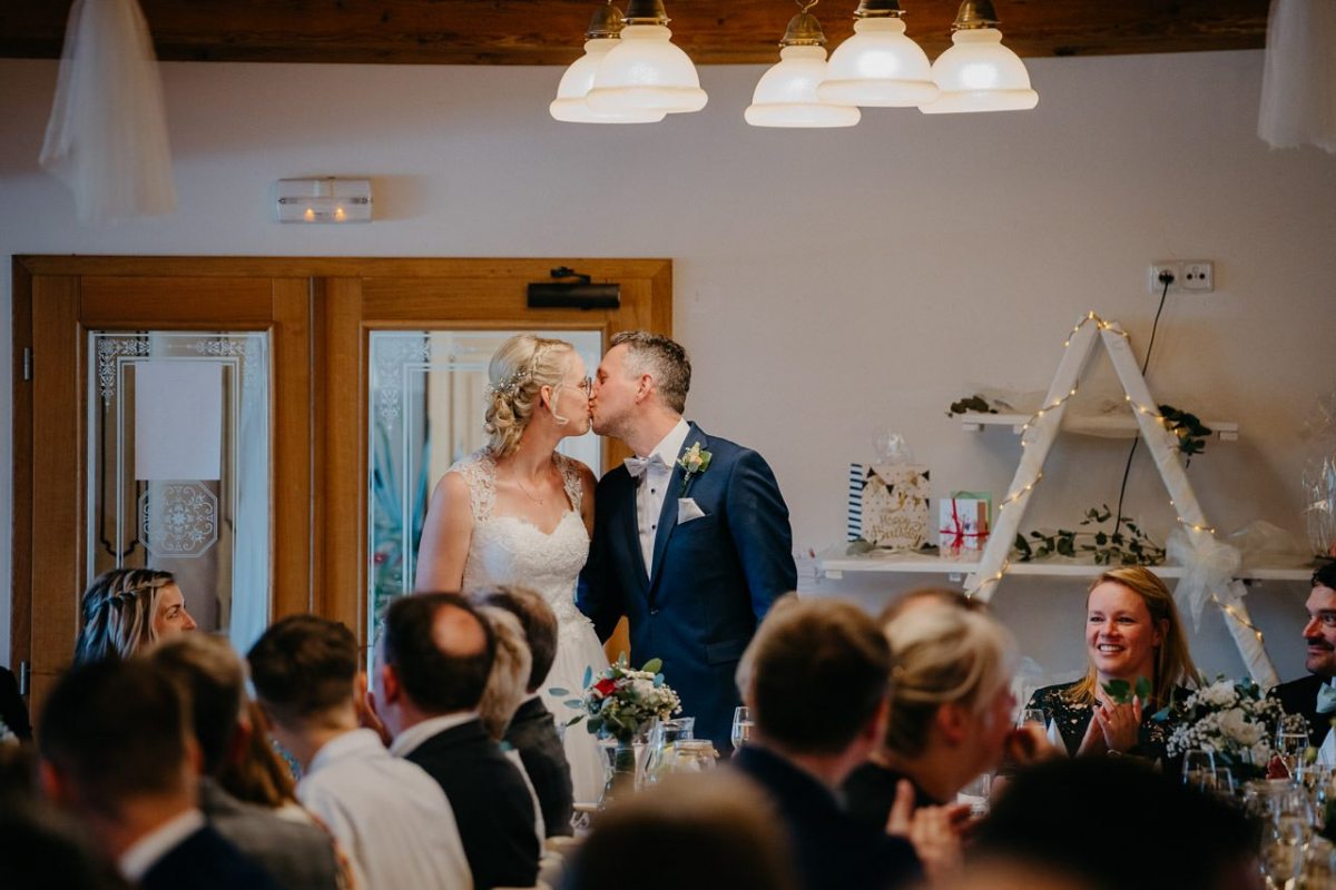 Festlich dekorierter Hochzeitstisch mit Torte und Getränken