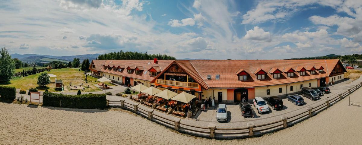 Luftaufnahme der Hochzeitslocation Farma Vysoká in der Landschaft