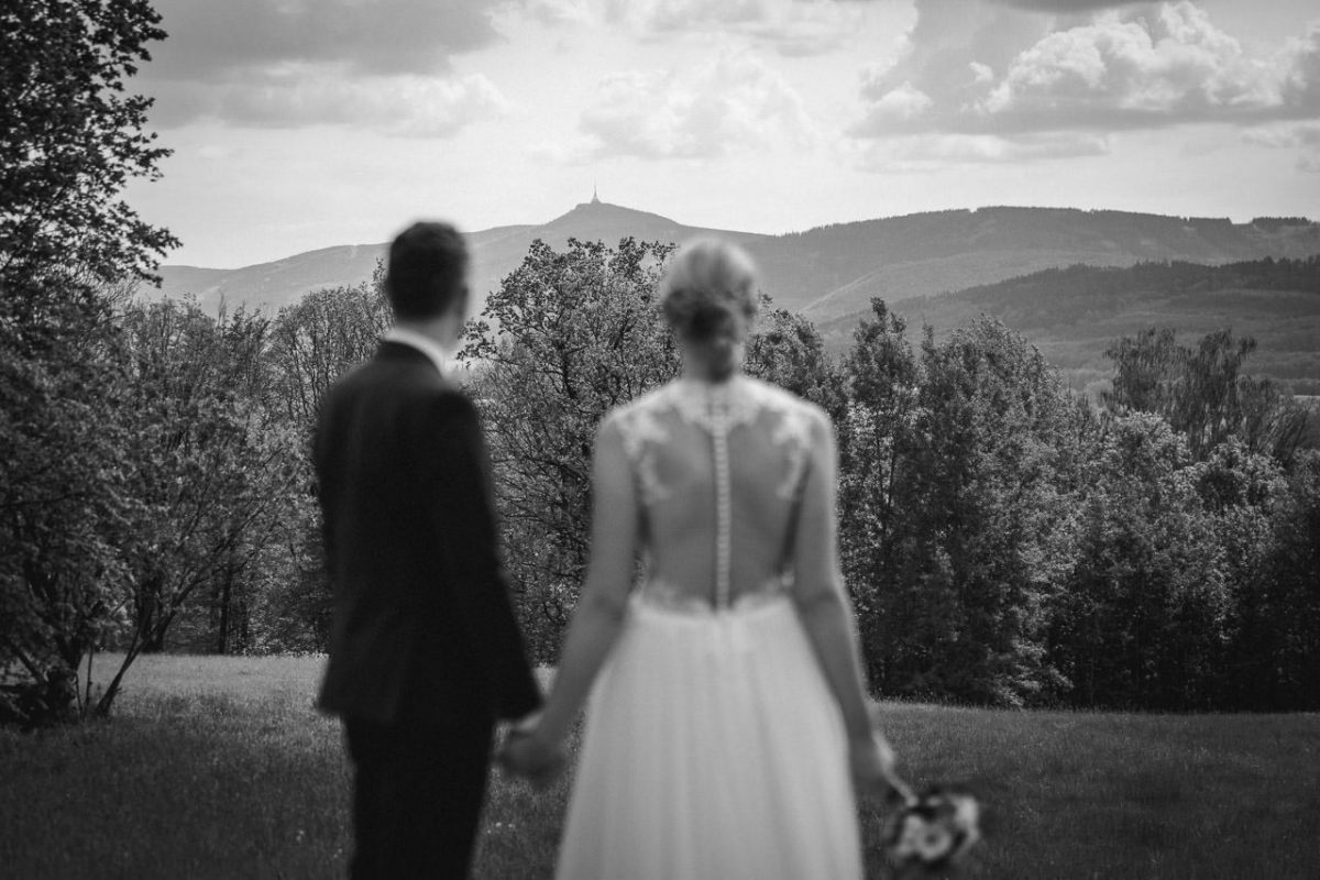 Schwarz-Weiß-Aufnahme des Paares mit Blick über die Landschaft