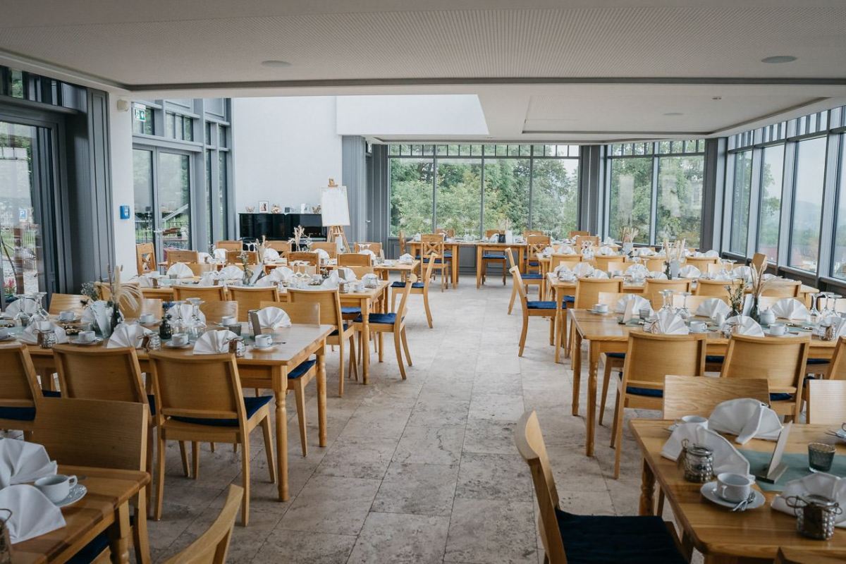 Festlich gedeckter Saal der Hochzeitsfeier
