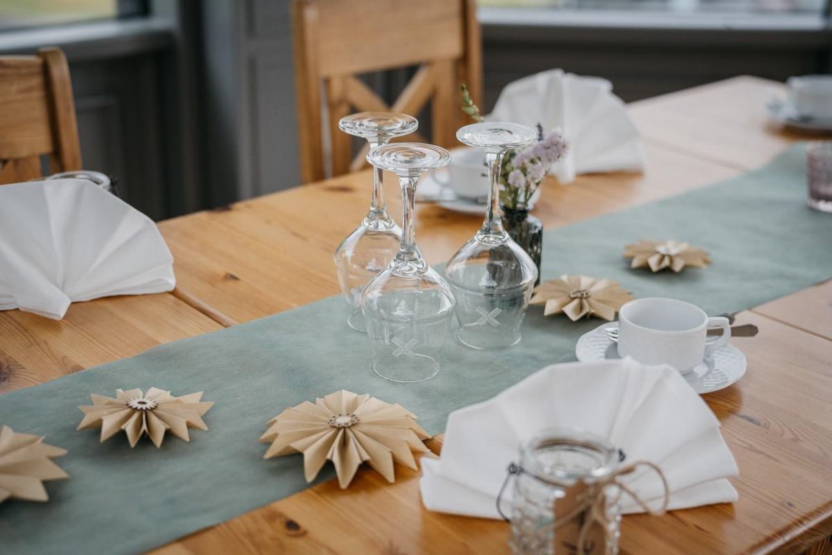 Detailaufnahme der liebevoll gedeckten Hochzeitstische