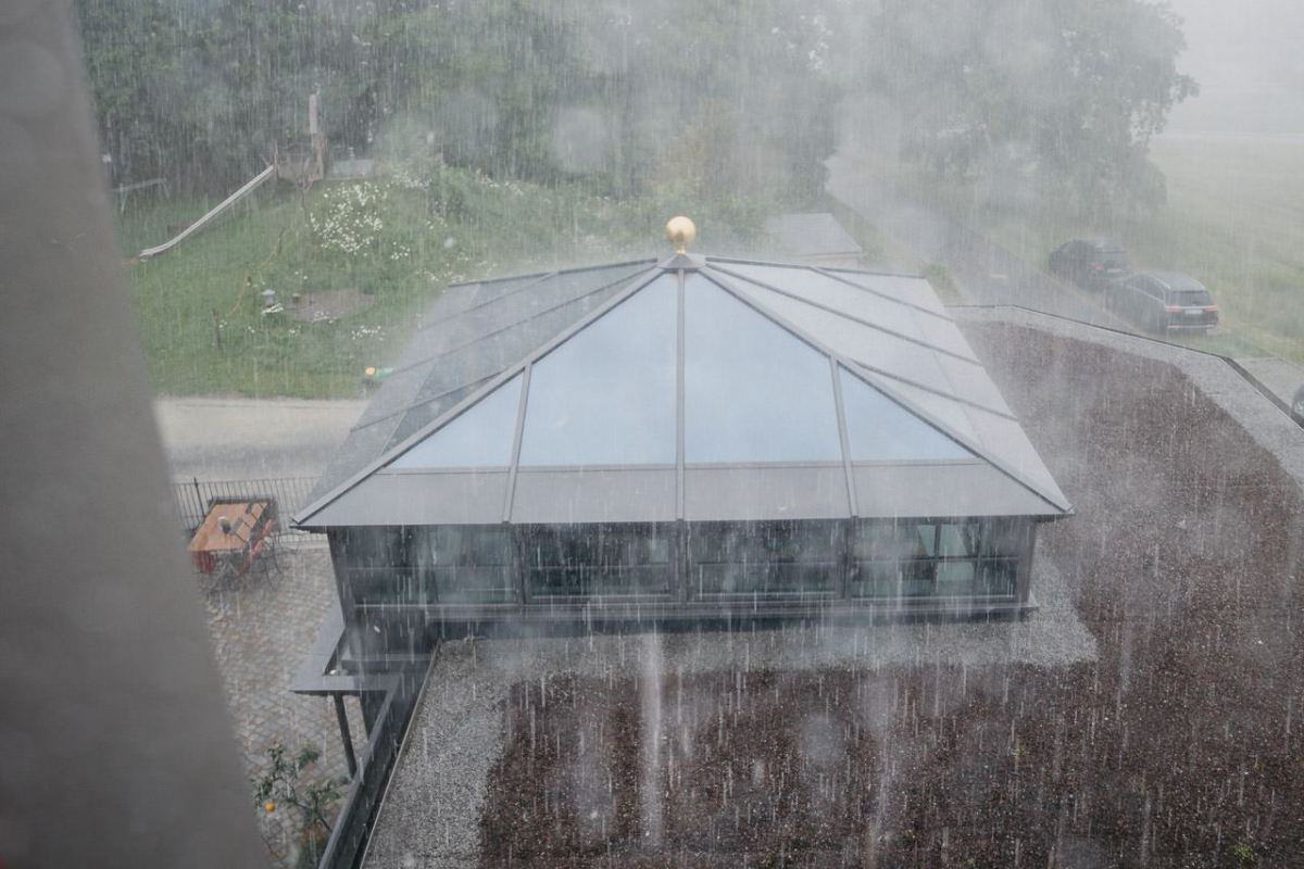 Die Hochzeitslocation im Sommerregen