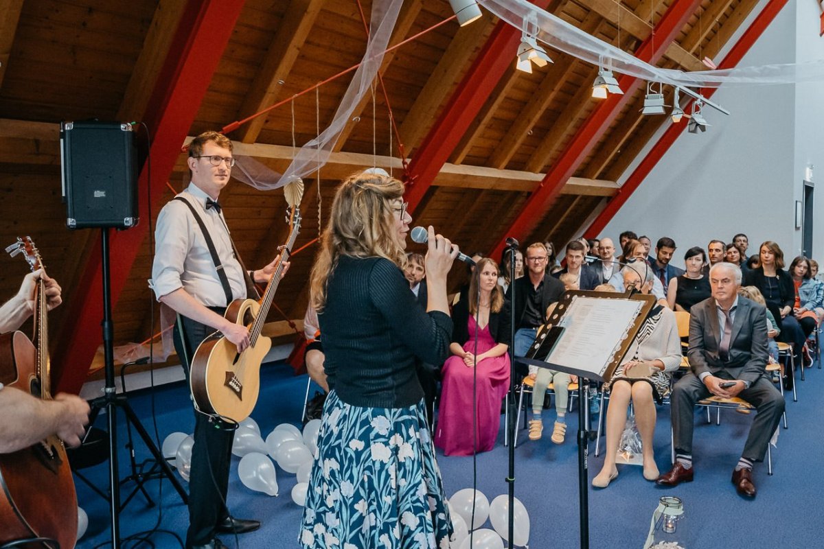 Musiker spielen bei der freien Trauung