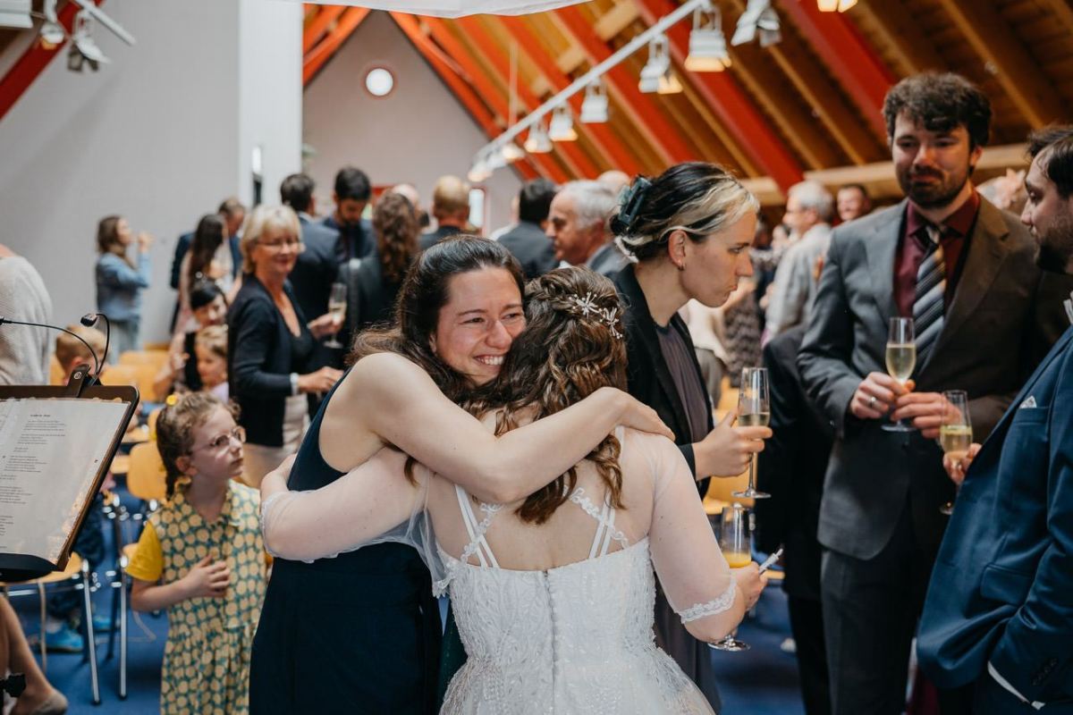 Gäste feiern gemeinsam bei der Hochzeit