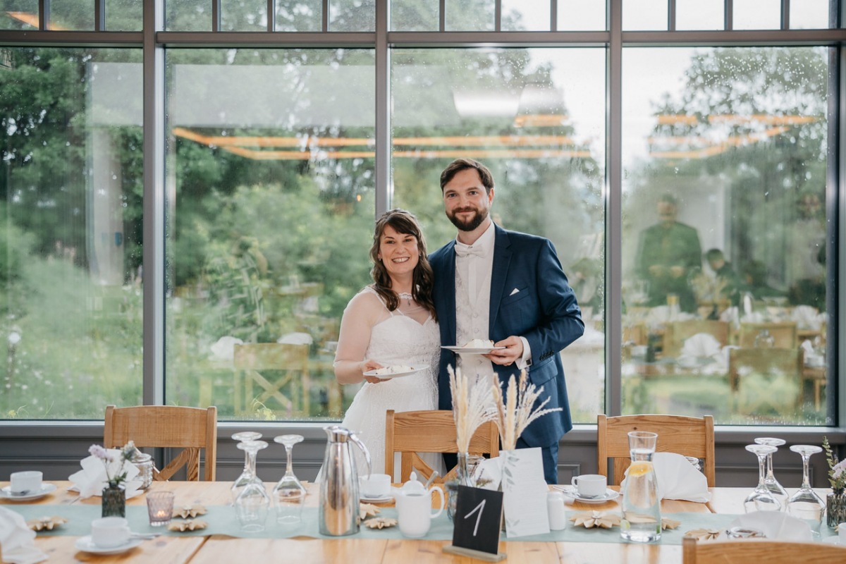 Brautpaar mit Familie und Freunden in der Landschaft
