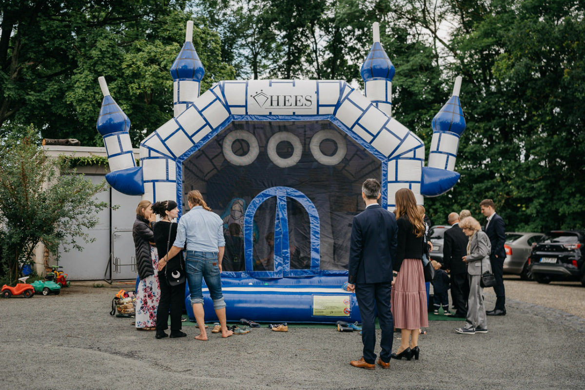 Festlich vorbereitete Räume der Hochzeitsfeier