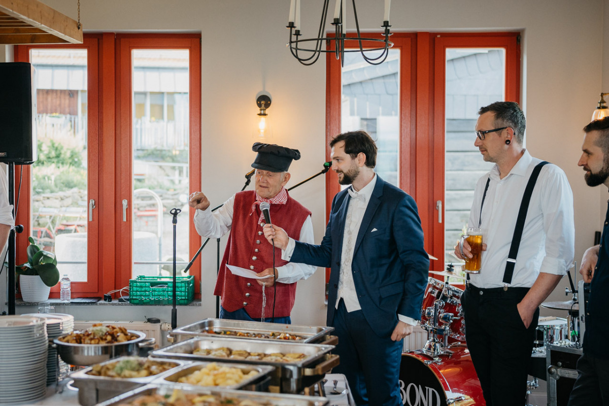 Jana und Thomas mit ihrer Familie im Grünen