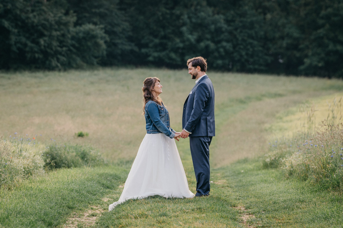 Großes Gruppenfoto von Jana und Thomas mit ihren Gästen