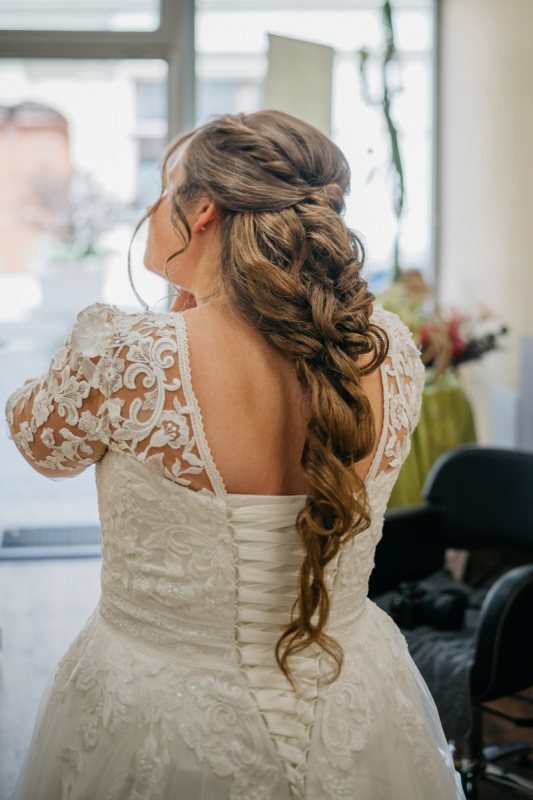 Janinas Brautfrisur und Spitzenkleid von hinten