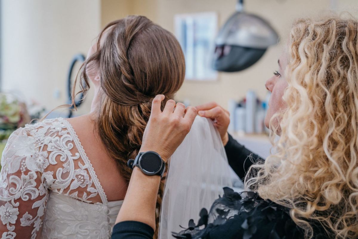 Janinas Schleier wird beim Getting Ready befestigt