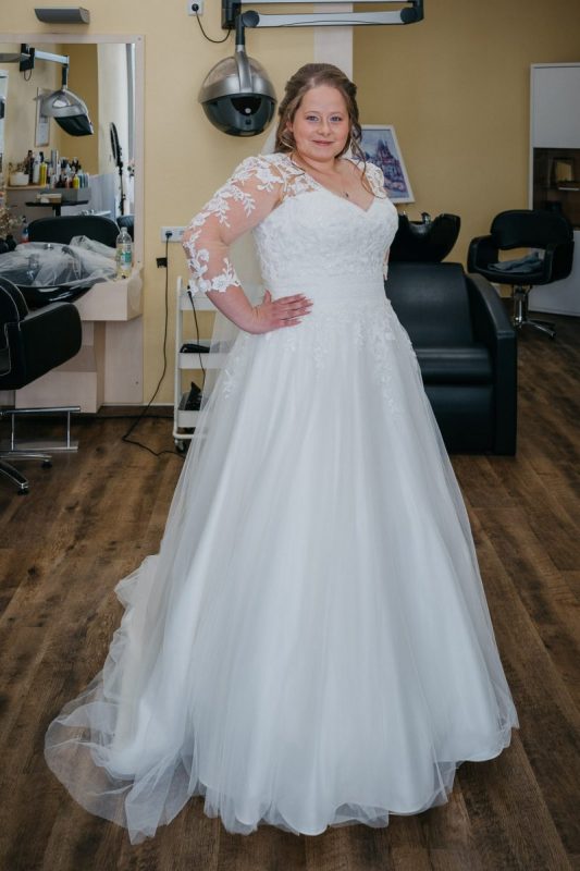 Janina im Brautkleid kurz vor dem First Look
