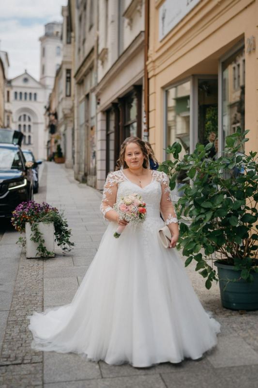 Janina geht mit Brautstrauß zum First Look in Zittau