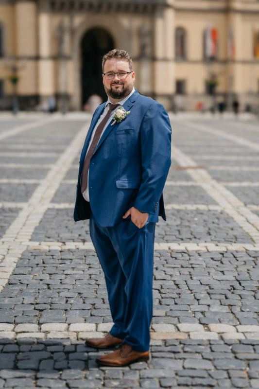 Tobias wartet beim First Look auf Janina in Zittau