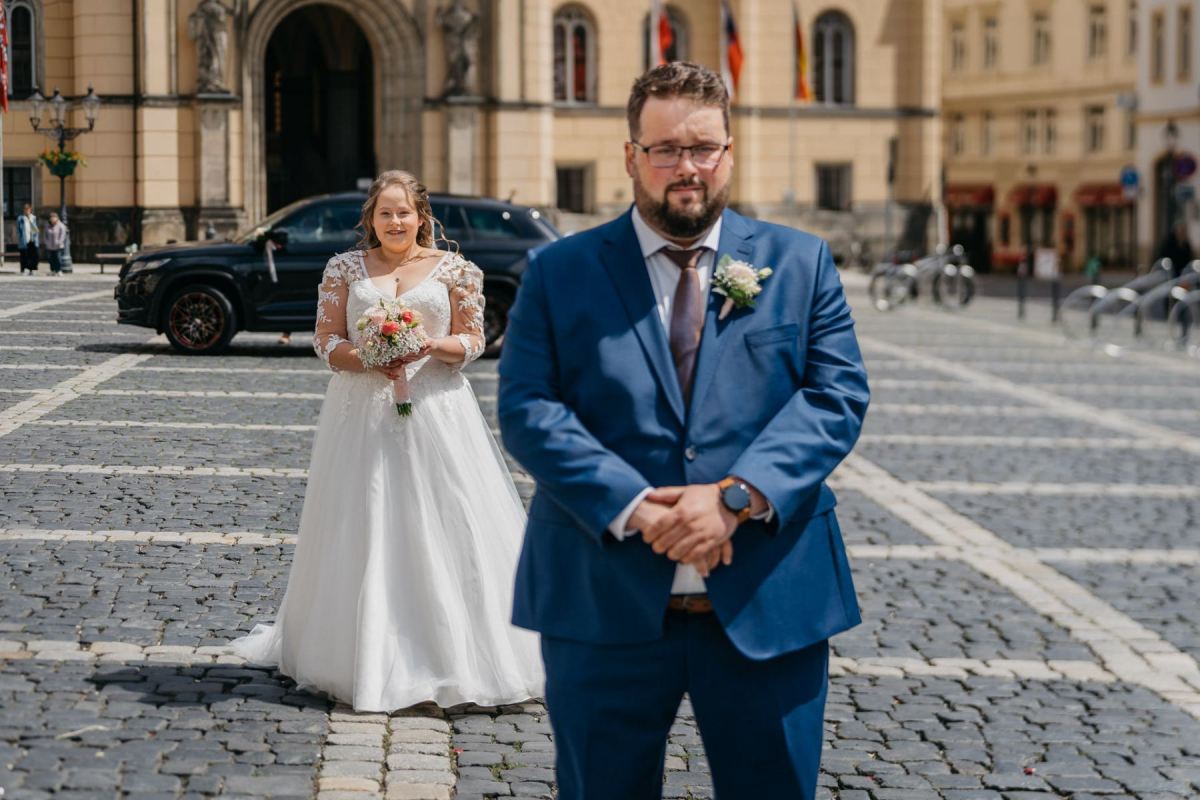Janina nähert sich Tobias beim First Look auf dem Zittauer Marktplatz