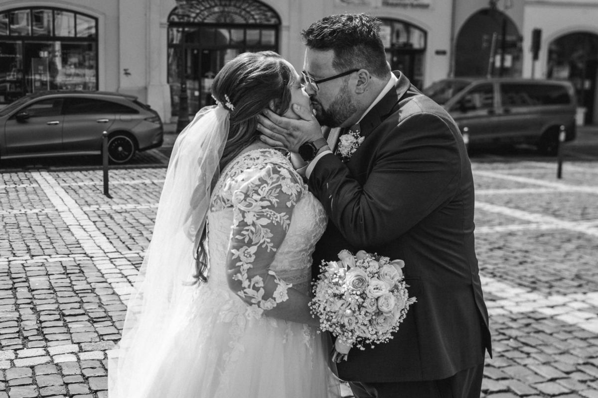 Janina und Tobias küssen sich beim First Look in Zittau