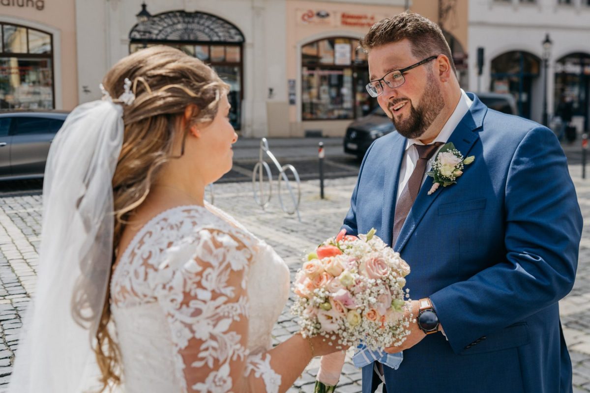 Janina und Tobias sehen sich nach dem First Look lächelnd an