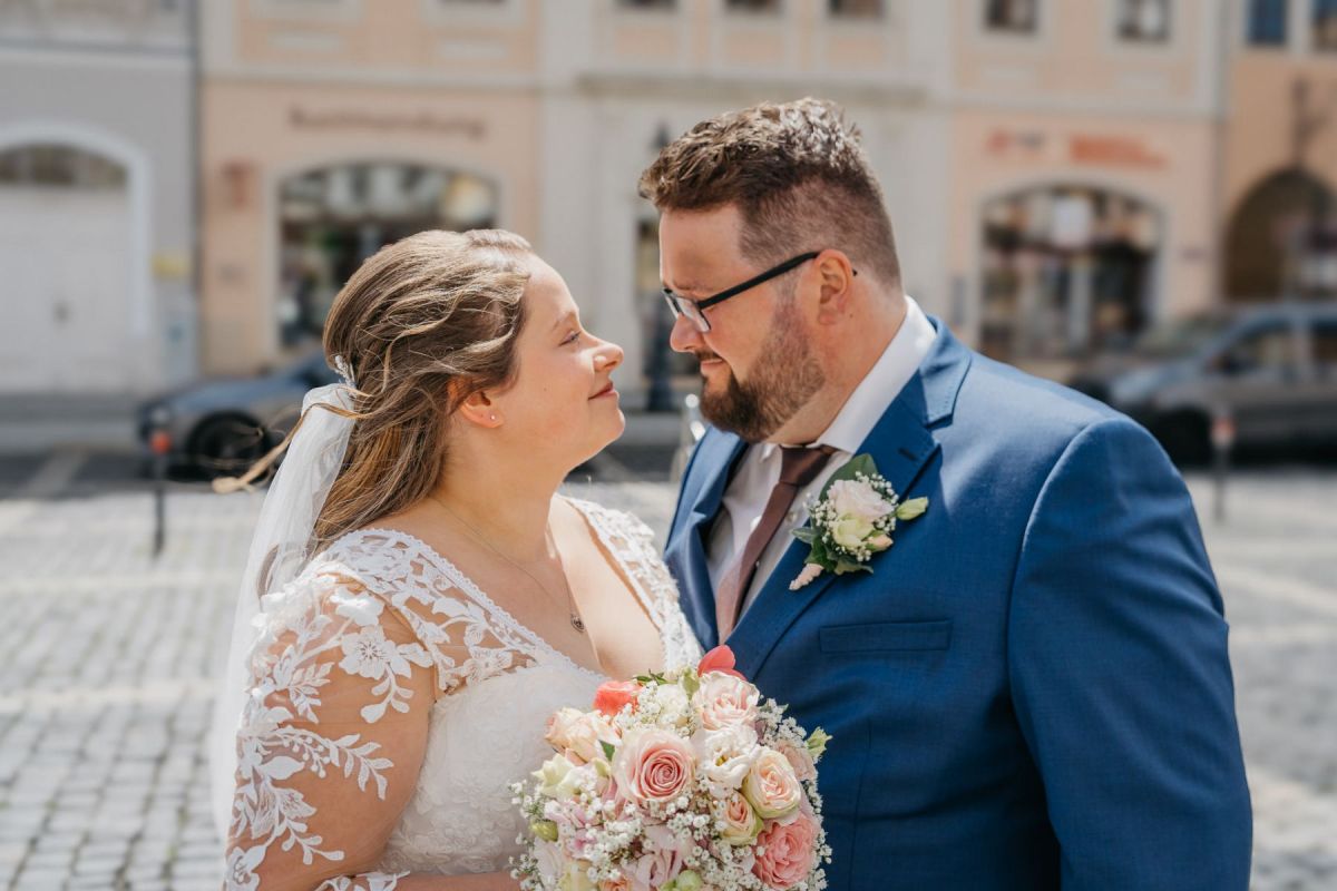 Janina und Tobias lachen gemeinsam beim First Look