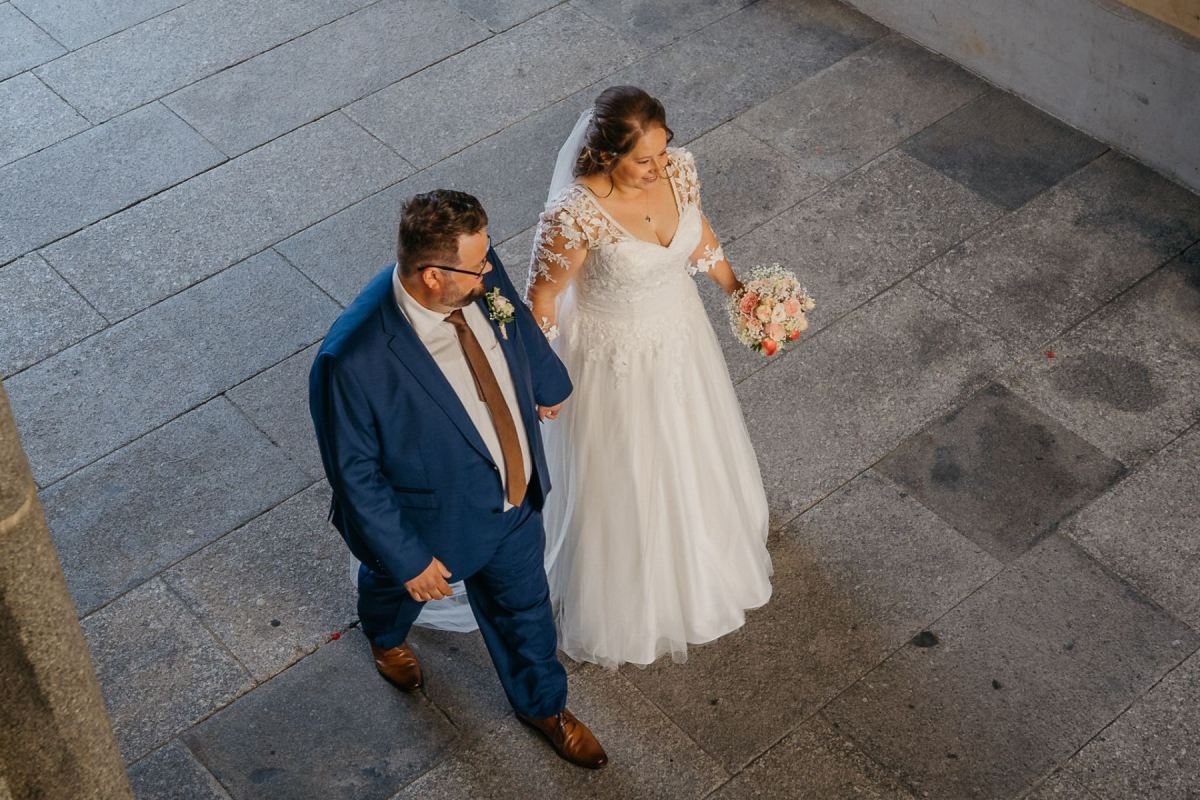 Janina und Tobias von oben im Innenhof des Rathauses Zittau
