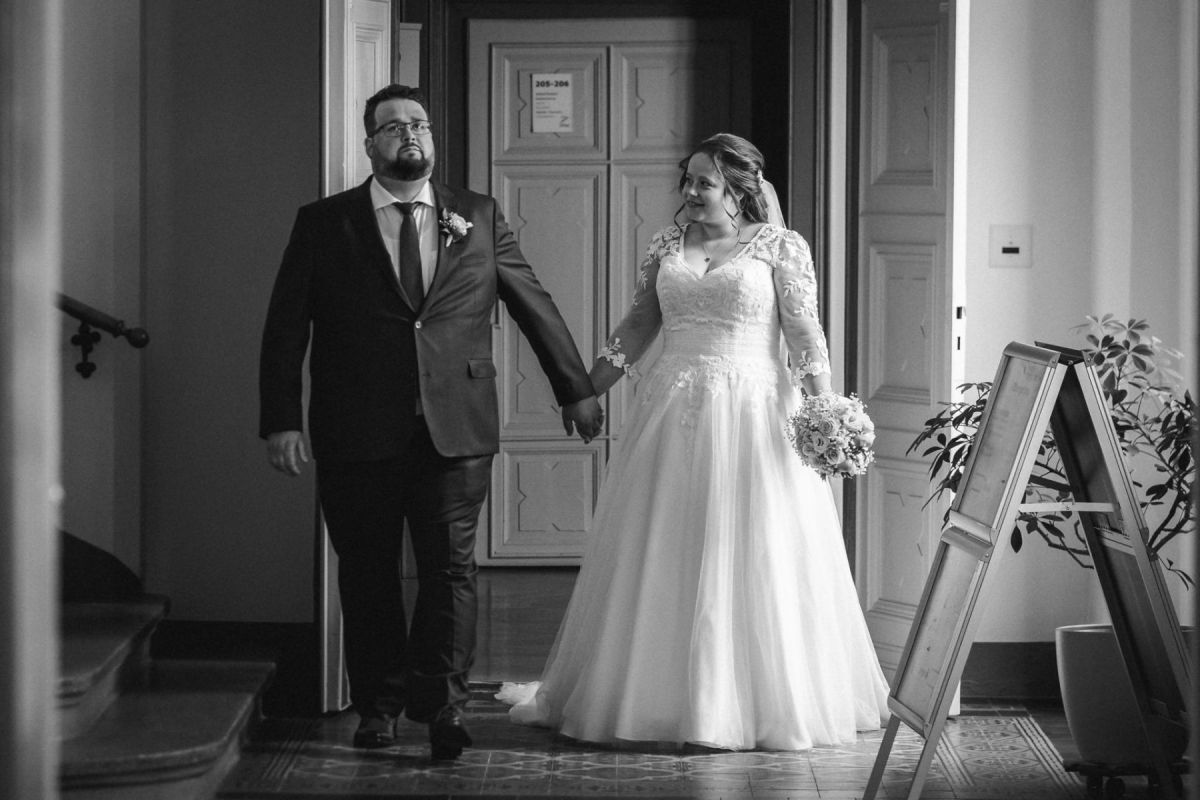 Janina und Tobias betreten gemeinsam den Trausaal im Rathaus Zittau