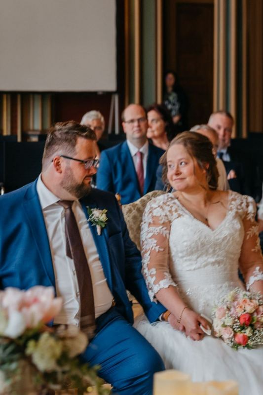 Janina und Tobias tauschen während der Trauung einen liebevollen Blick