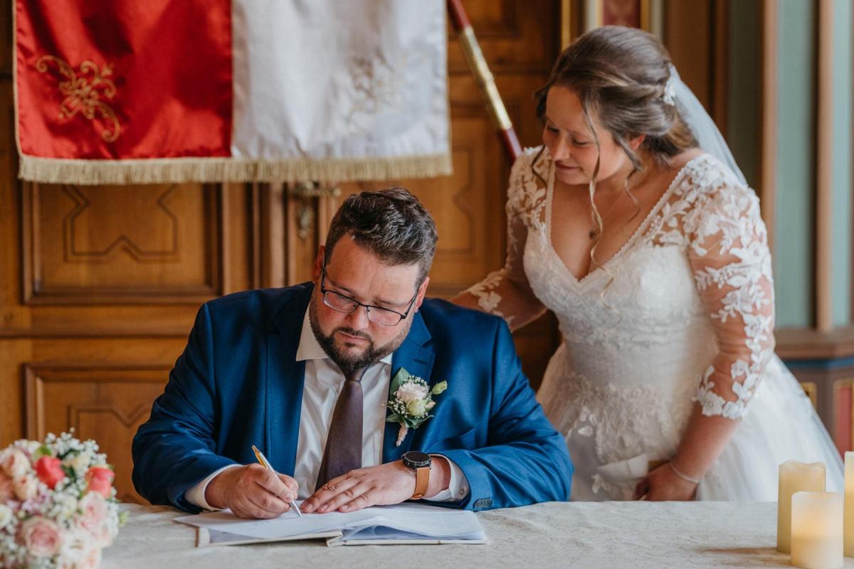 Tobias unterschreibt die Heiratsurkunde im Standesamt Zittau