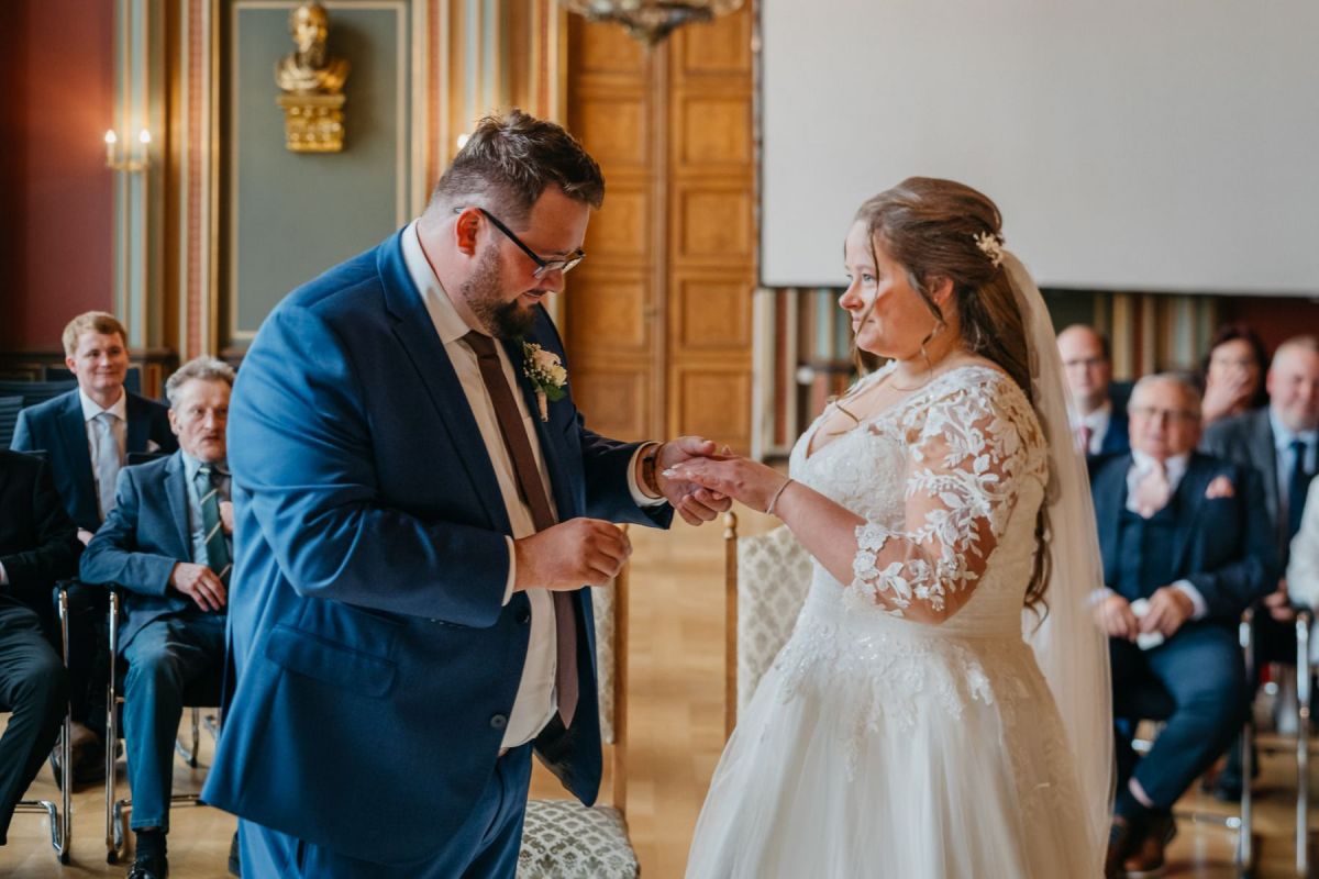 Tobias steckt Janina im Standesamt den Ehering an