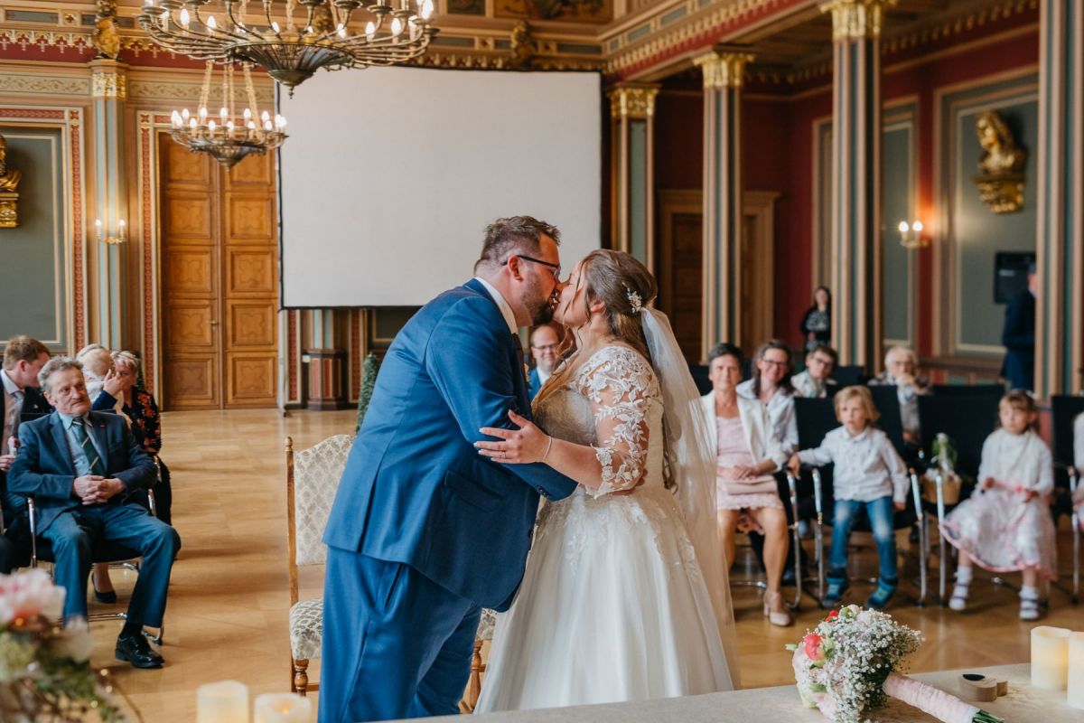 Janina und Tobias küssen sich nach dem Ja-Wort