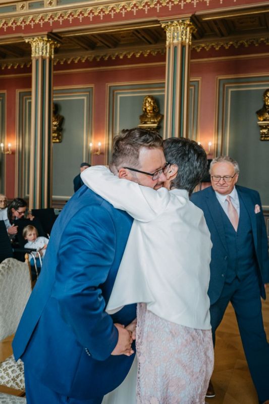 Tobias umarmt nach der Trauung einen Familienangehörigen