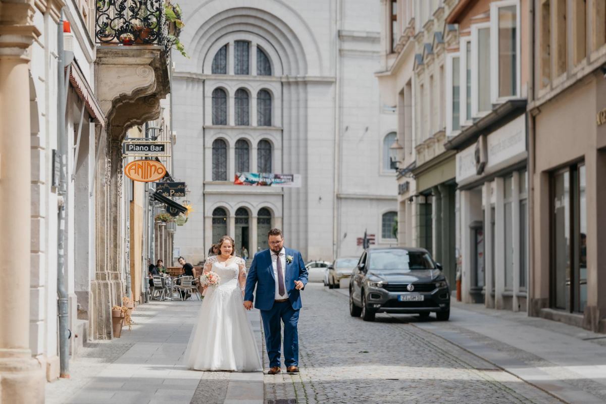 Janina und Tobias spazieren durch eine Straße im Zentrum von Zittau