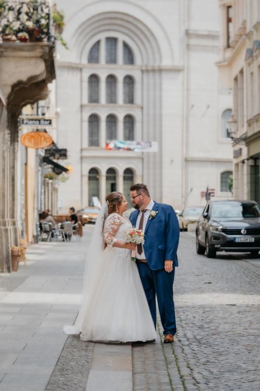 Janina und Tobias sehen sich beim Paarshooting in Zittau an