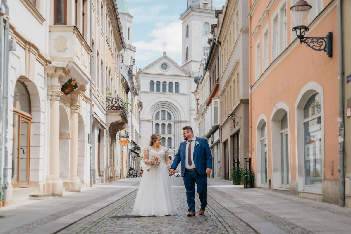 Janina und Tobias vor historischer Architektur in der Zittauer Innenstadt