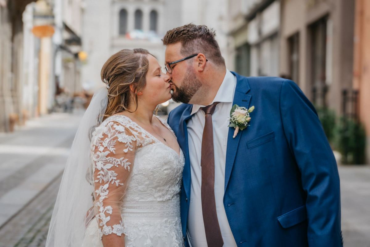 Janina und Tobias küssen sich auf einer Straße im Zentrum von Zittau