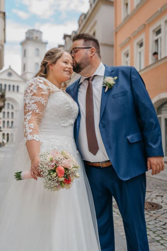Tobias küsst Janina bei der Nahaufnahme in der Zittauer Innenstadt