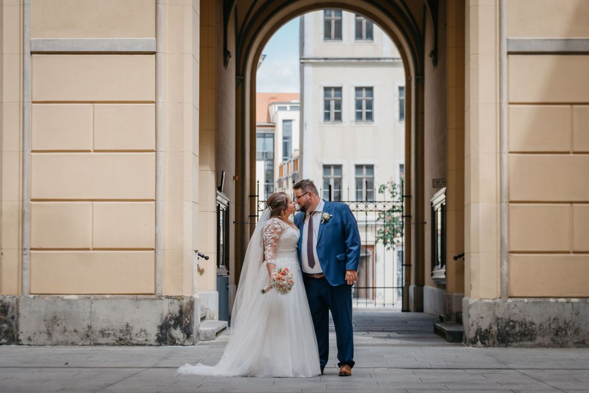 Janina und Tobias unter einem historischen Torbogen in Zittau