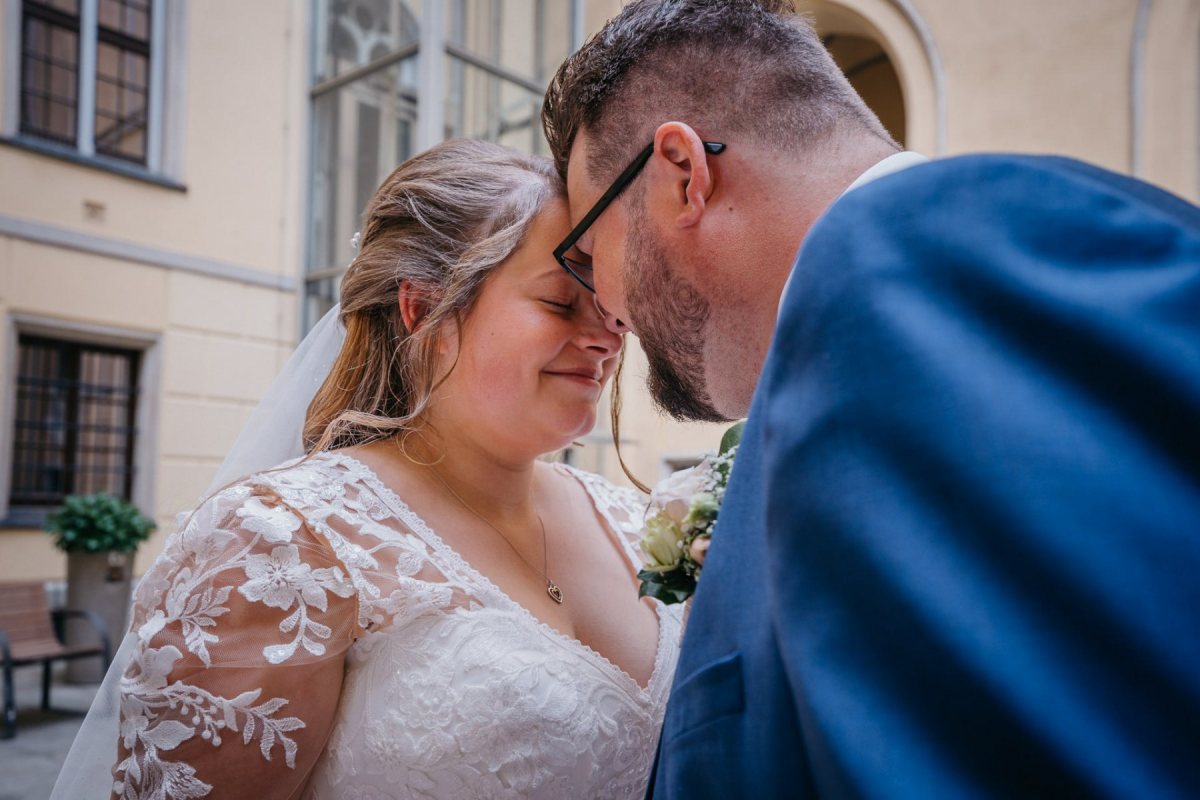 Inniger Moment von Janina und Tobias in den Rathausarkaden