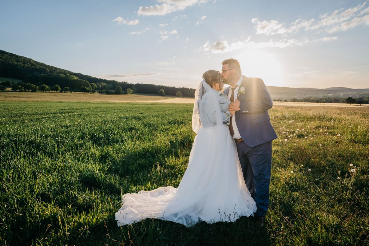 Janina und Tobias beim Sonnenuntergangsshooting in Waltersdorf