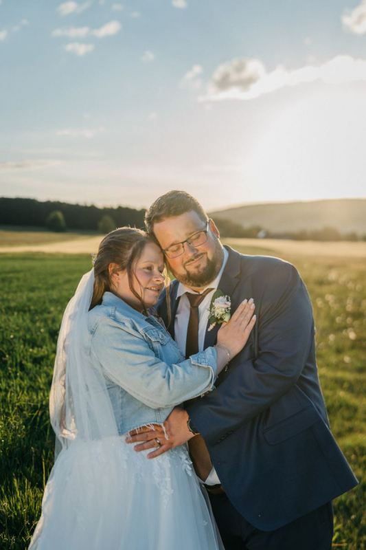Janina und Tobias umarmen sich im warmen Abendlicht