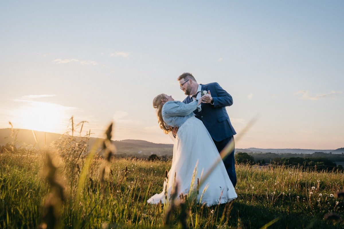 Tobias hält Janina beim Sonnenuntergangsshooting im Arm