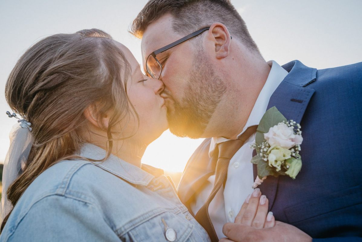 Janina und Tobias lachen im Gegenlicht der Abendsonne