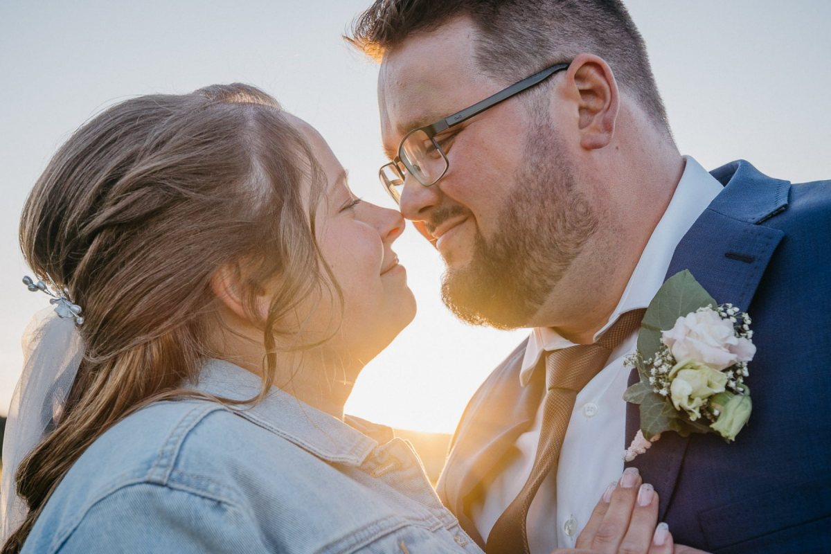 Nahaufnahme von Janina und Tobias im Gegenlicht der Abendsonne