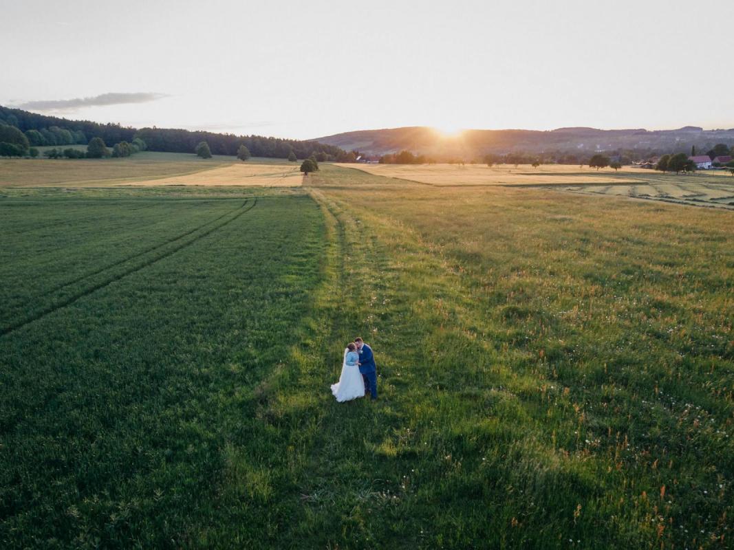 Drohnenaufnahme von Janina und Tobias bei Sonnenuntergang in Waltersdorf