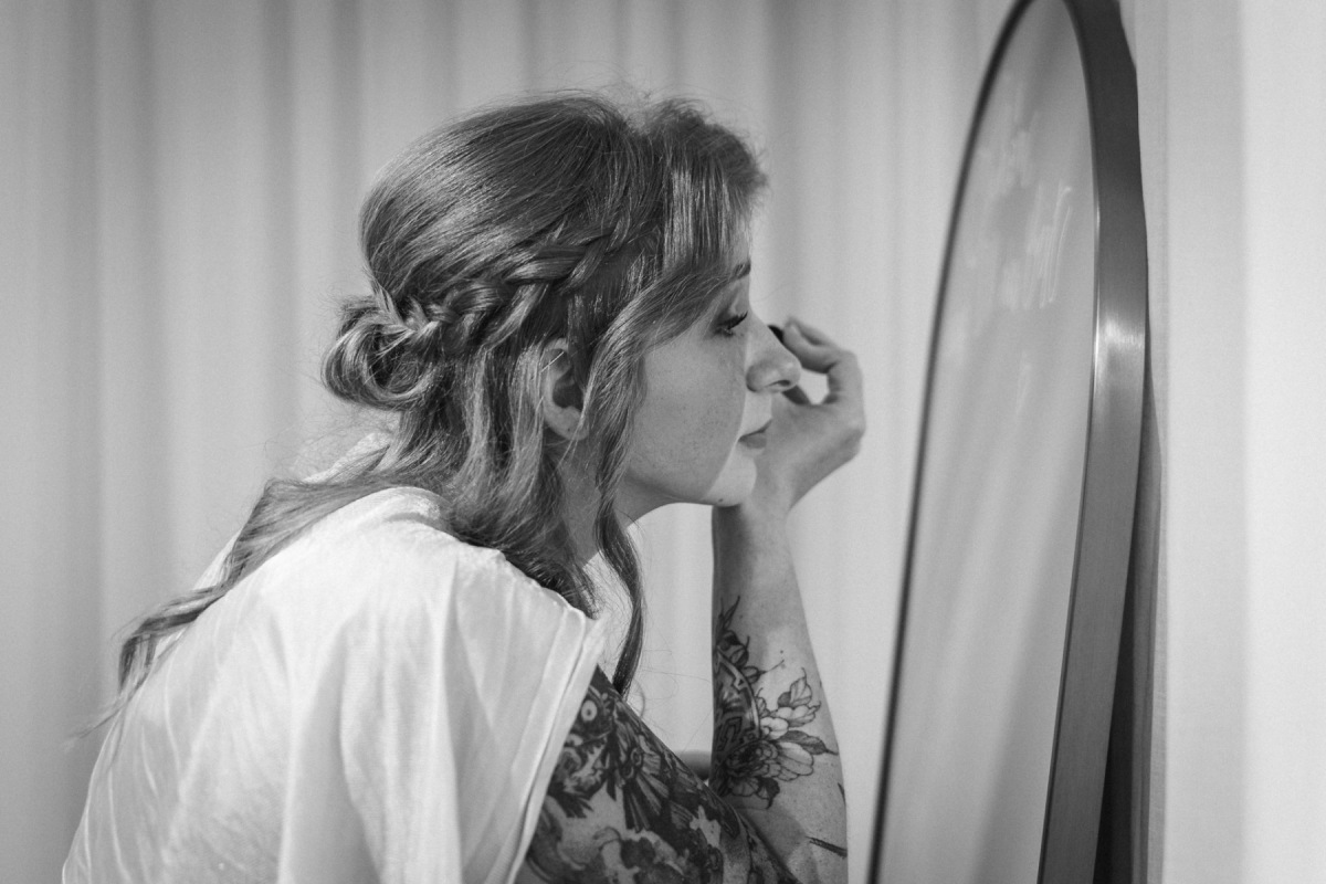 Linda beim Braut-Make-up im Stübchen Lila in Löbau
