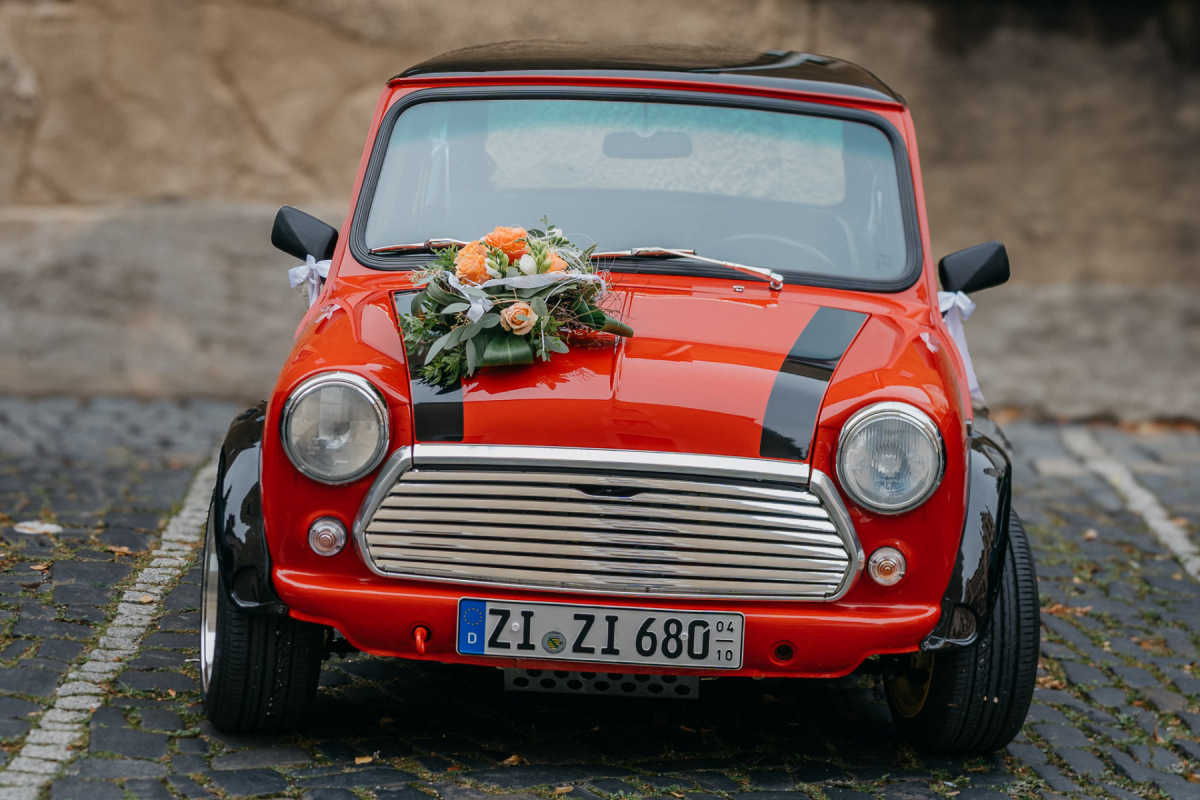 Roter Mini als besonderes Hochzeitsauto von Linda und Robert