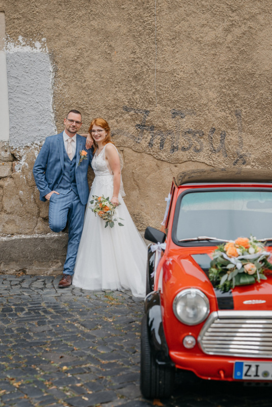 Linda und Robert mit ihrem roten Hochzeitsauto in Löbau