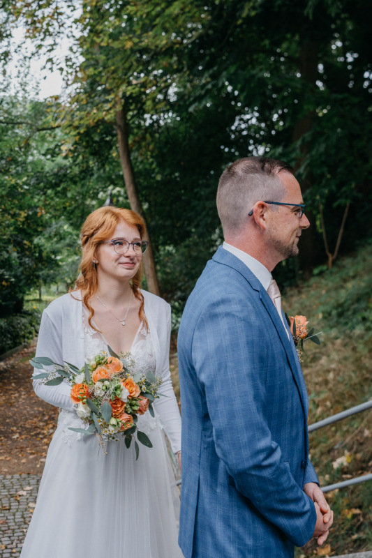 Linda und Robert stehen sich beim First Look gegenüber