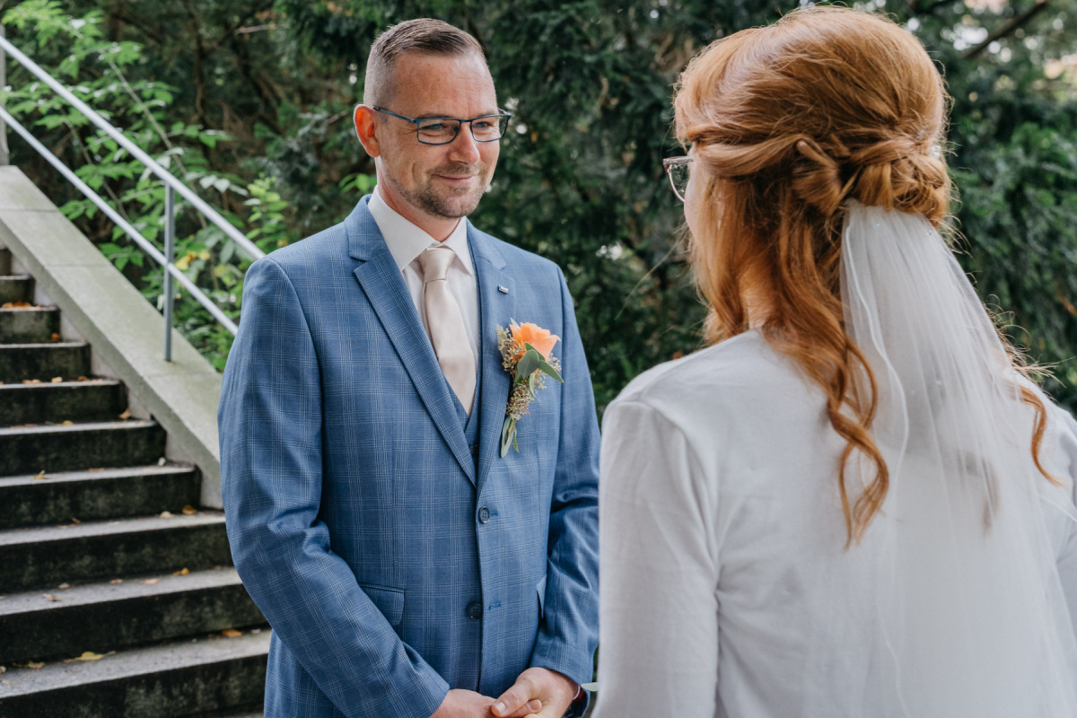 Robert sieht Linda beim First Look zum ersten Mal