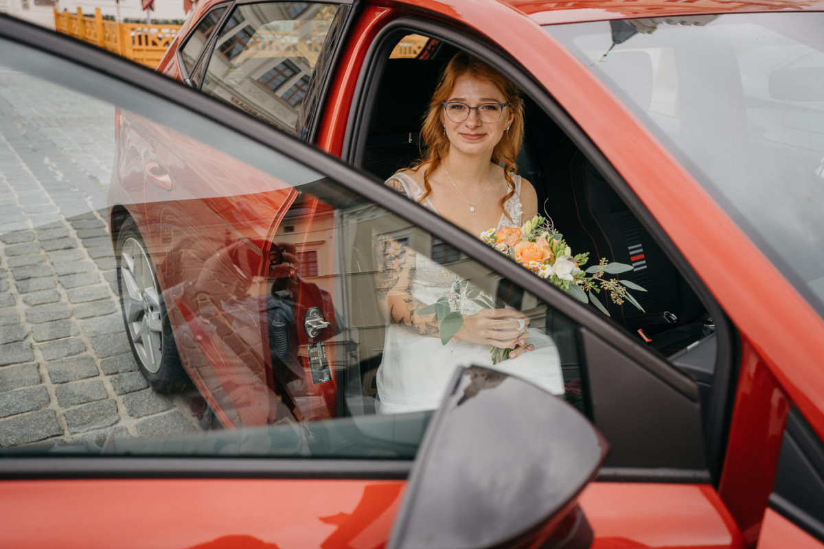 Linda kommt im roten Mini zur Hochzeit in Löbau an