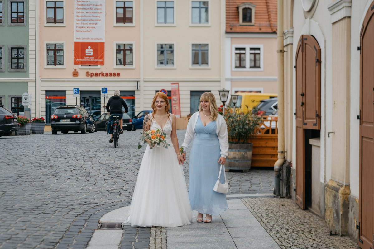 Linda auf dem Weg zum Standesamt Löbau